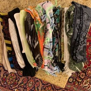 LOT OF 15 SCARVES